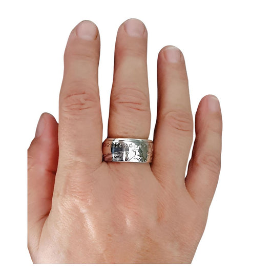 Hnd mit Silberring aus einer 10 Euro Münze 2004