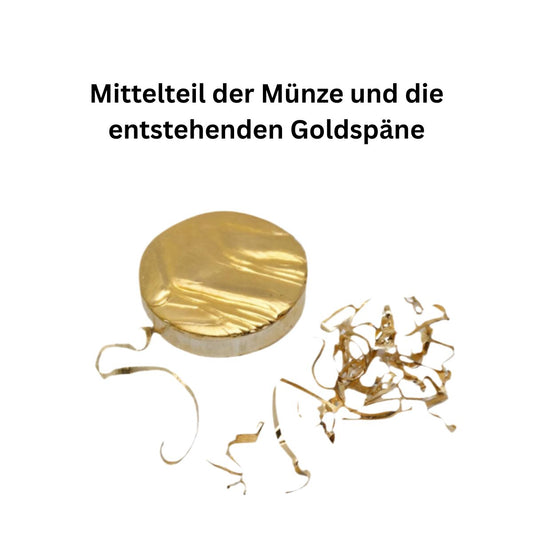 Mittelteil der Goldmünze sowie die beim Schmieden entstehenden Goldspäne