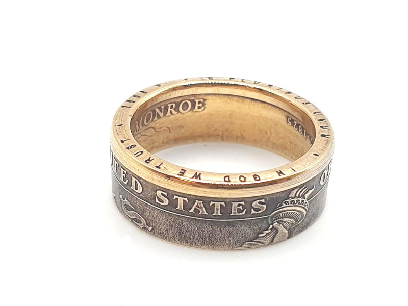 Personalisierbarer 1 Dollar Münzring - Seitenansicht des gravierbaren USA-Rings