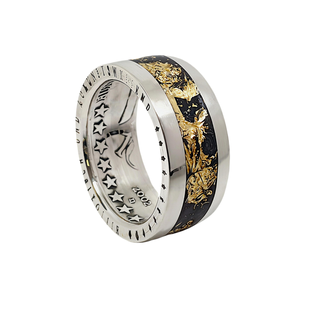 Silberring mit Münzprägung und Blattgold, Nahaufnahme, luxuriöse Handwerkskunst