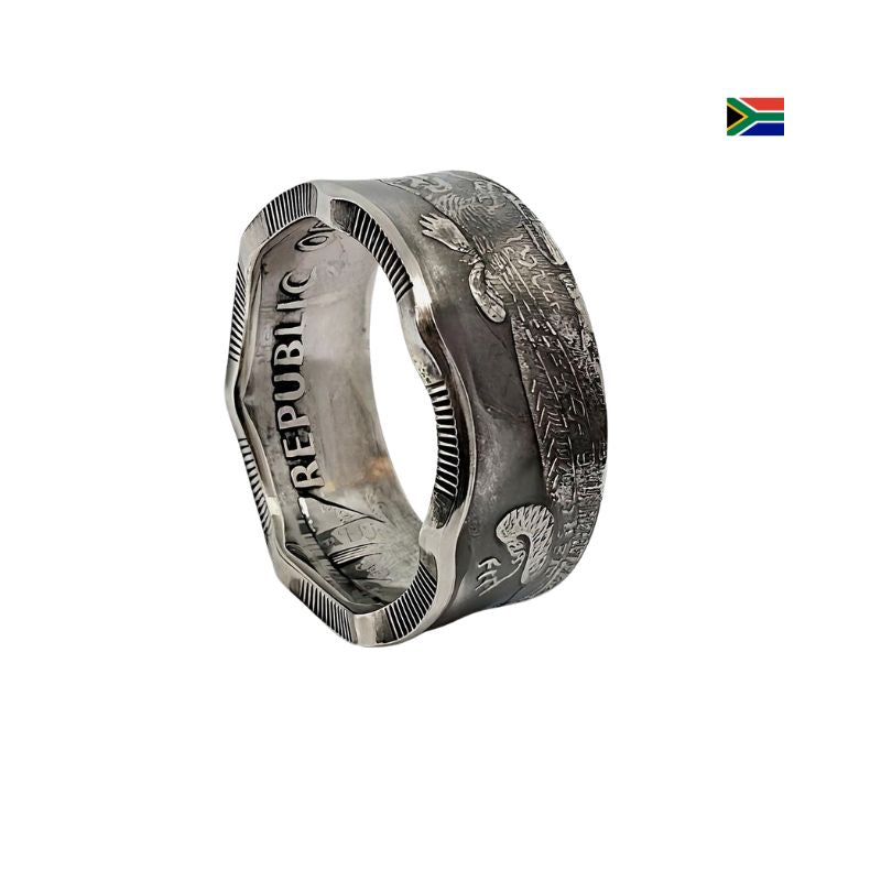 Nahaufnahme handgefertigter Dalasi-Ringe aus Gambia – Krokodil-Motiv, individuelles Schmuckstück