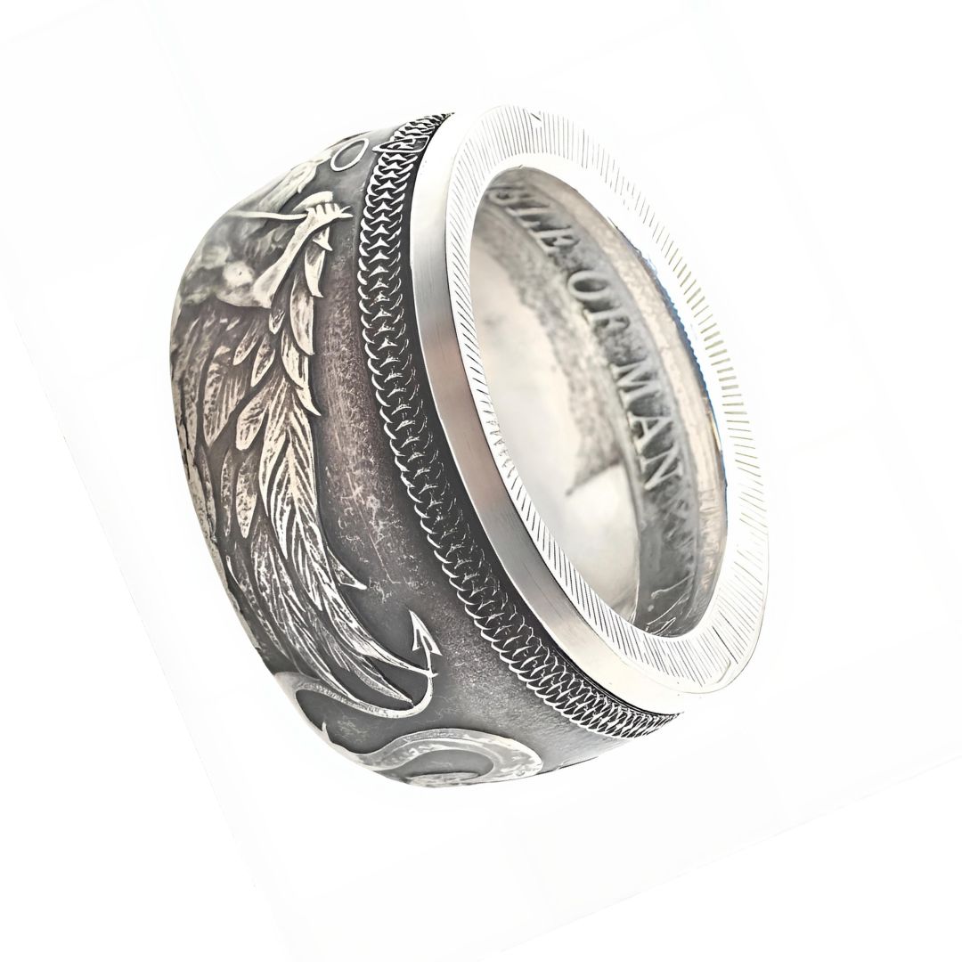Detailansicht Drachenmotiv Münzring aus Silber – massiver Fantasy Ring