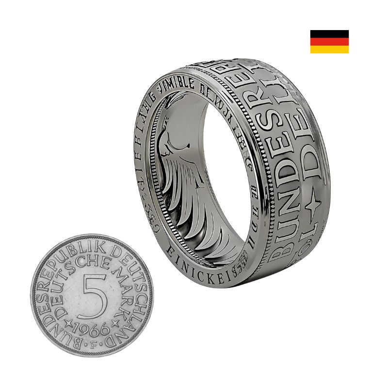 Handgefertigte 5-DM-Münzringe aus originalen Münzen der Jahrgänge 1951–1974, gefertigt aus 625er Silber in Deutschland.