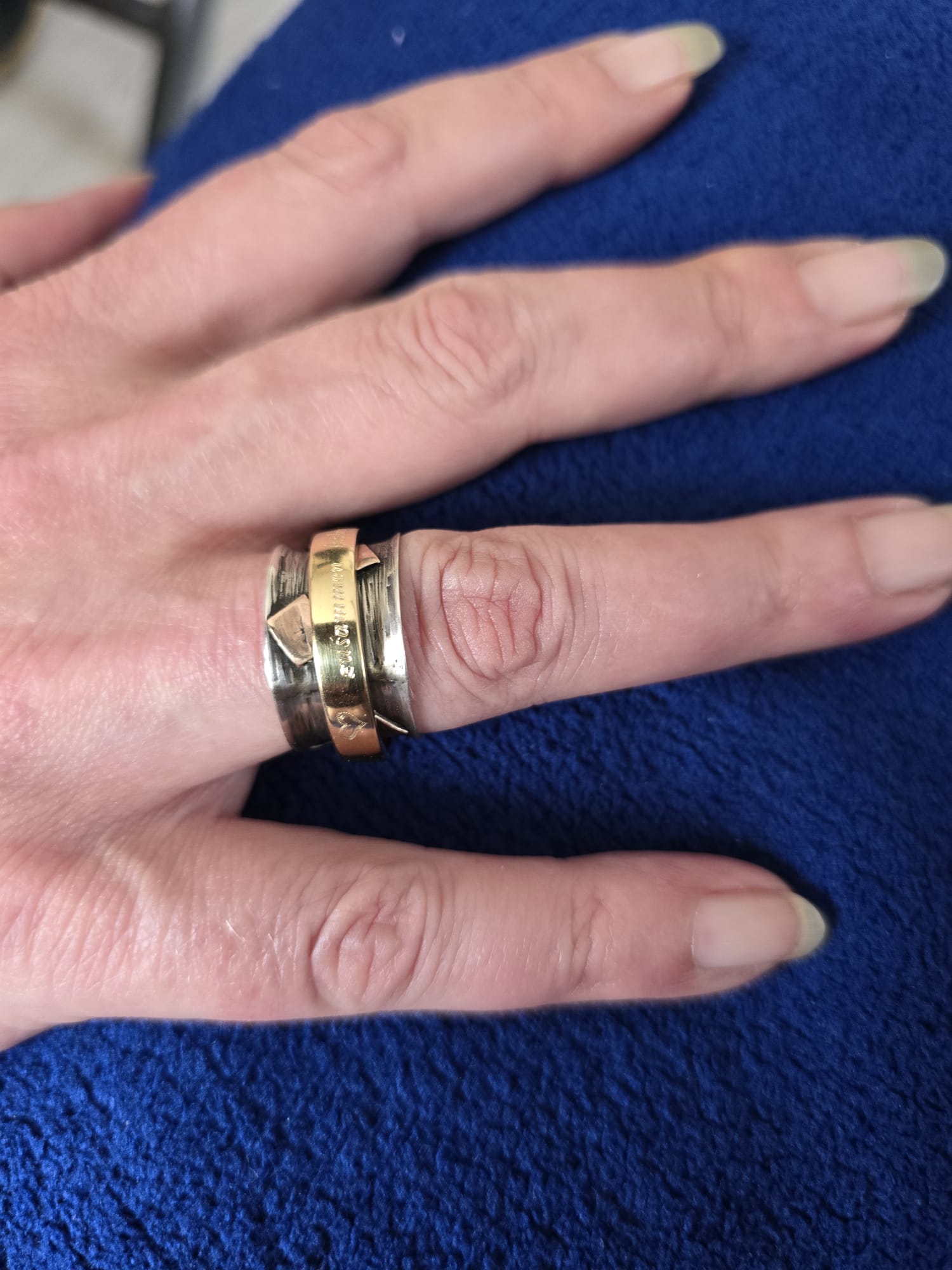 Silberner Spinningring mit beweglichem Ring und Goldakzenten