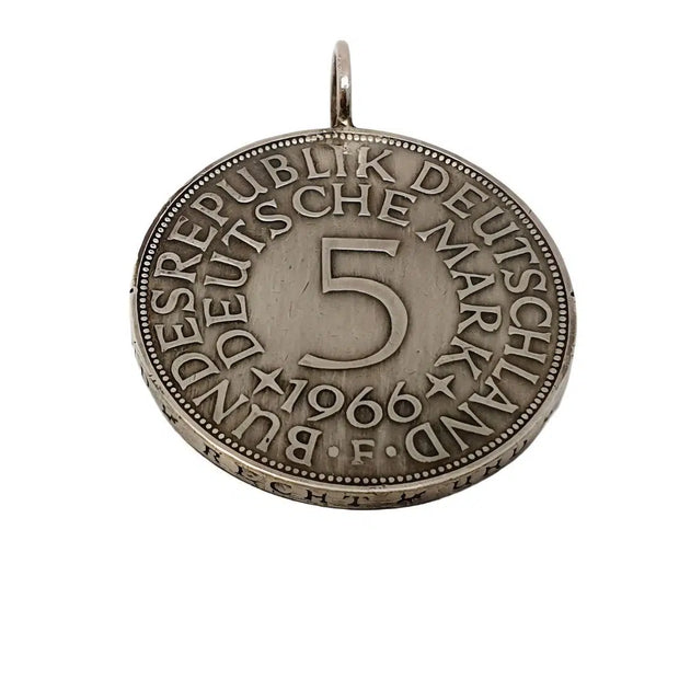 Kettenanhänger aus 5-DM-Münze aus 625er Silber, handgefertigt von dieringmacher mit sichtbarer Münzprägung.
