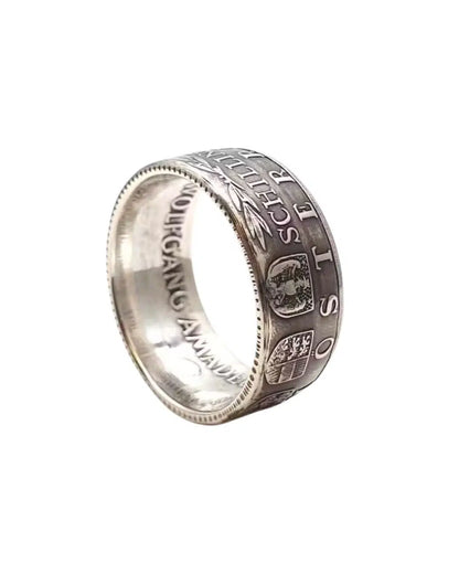 Unikat: Ring aus alter 25-Schilling-Münze, Detailaufnahme von Gravur und Rand