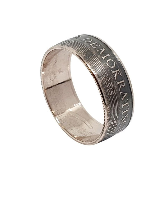 Handgefertigter 5-Mark-Ring aus einer originalen DDR-Münze – perfekt zur Verlobung oder als einzigartiges Ostalgie-Geschenk.