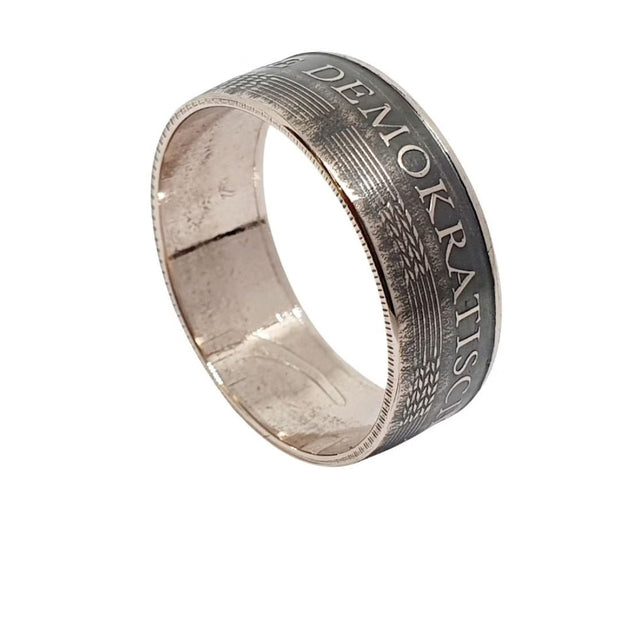 Handgefertigter 5-Mark-Ring aus einer originalen DDR-Münze – perfekt zur Verlobung oder als einzigartiges Ostalgie-Geschenk.
