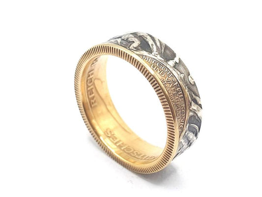 Handgefertigter Luxus-Ring aus einer originalen 2-Mark-Silbermünze von 1913 mit Friedrich Wilhelm III., veredelt mit 24K Gold – kaiserliche Pracht am Finger.