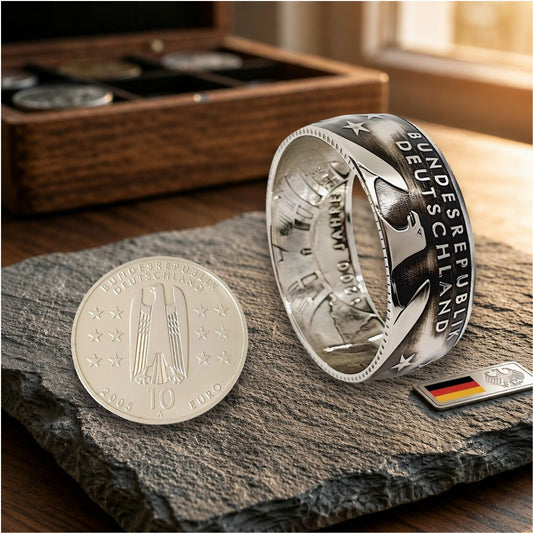 Handgefertigter 10-Euro-Münzring aus einer originalen 10-Euro-Münze von 2005, gefertigt aus 925er Silber – ein echtes Unikat.