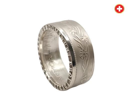 Handgefertigter Edelweiß-Silberring aus einer originalen 5-Schweizer-Franken-Münze – alpine Eleganz am Finger.