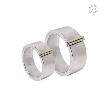 Handgefertigter Ehering aus 925er Silber mit zwei feinen 585er Goldstegen, Detailaufnahme.