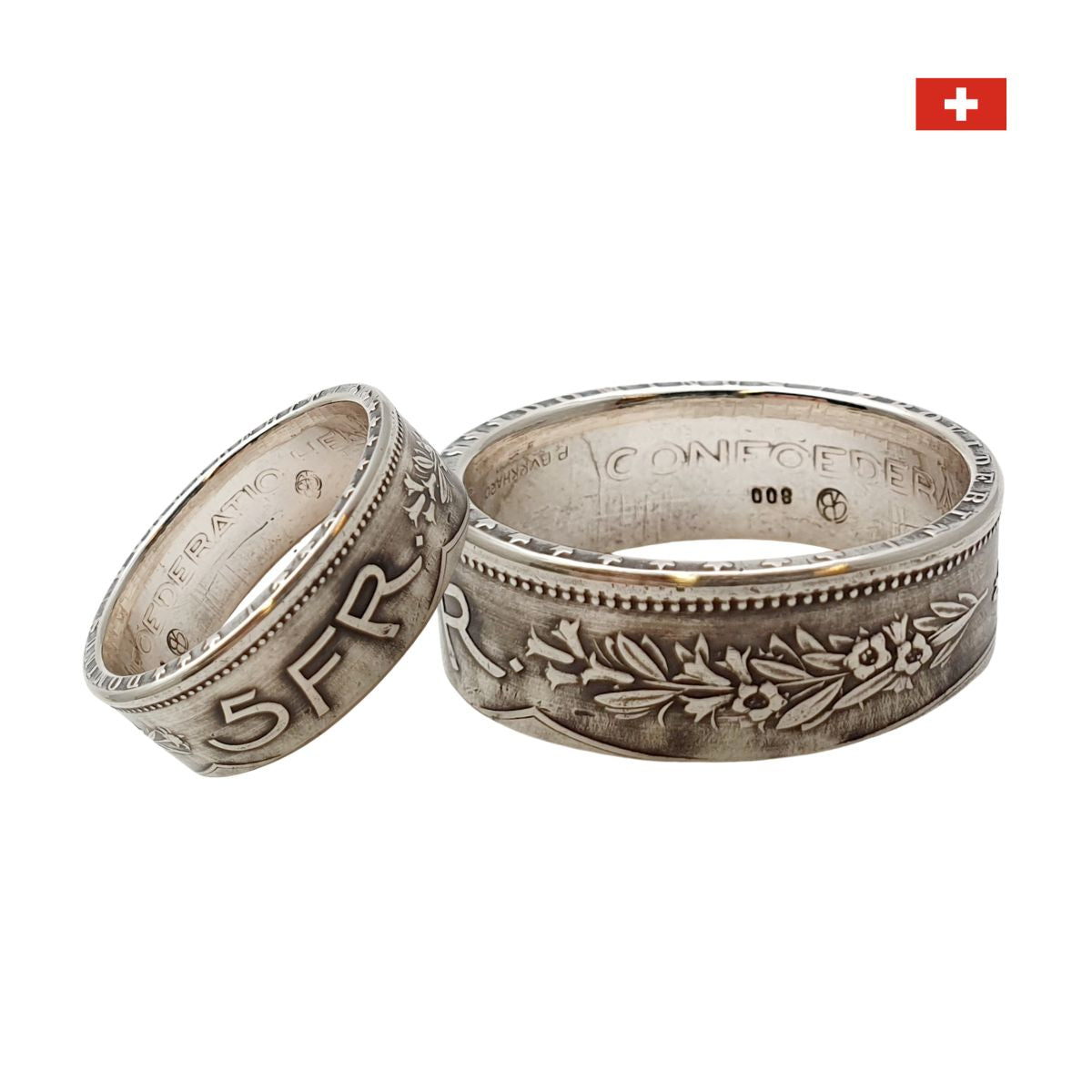 Paar trägt handgemachte Silberringe – Symbol der Liebe