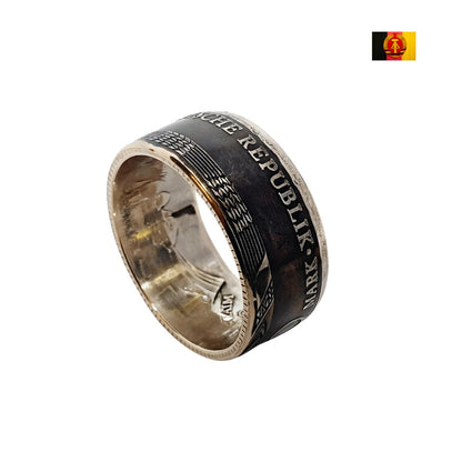 Eleganter 20-Mark DDR Ring aus 625er Silber, handgefertigt, historische Münzdaten sichtbar.