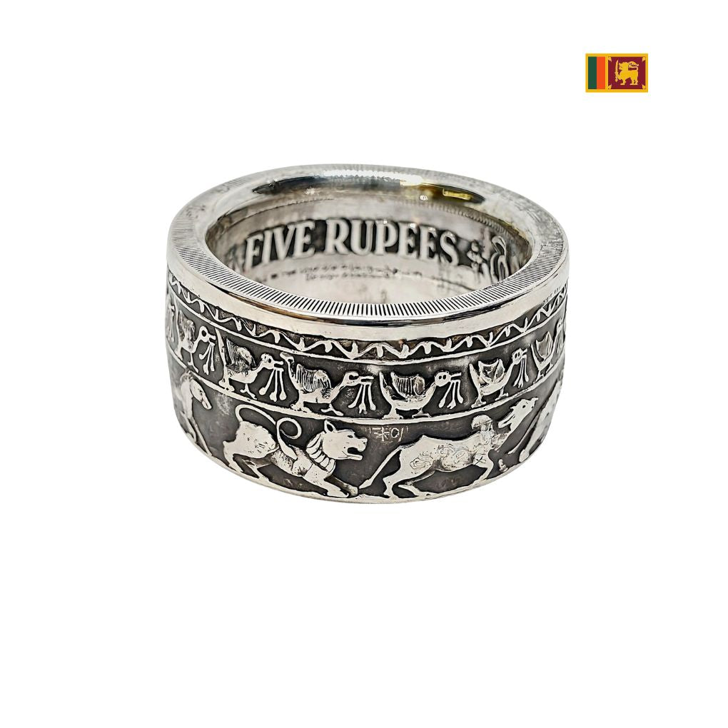 Nachhaltiger Unikatschmuck: Breiter Silber-Münzring mit buddhistischen Motiven aus Sri Lanka