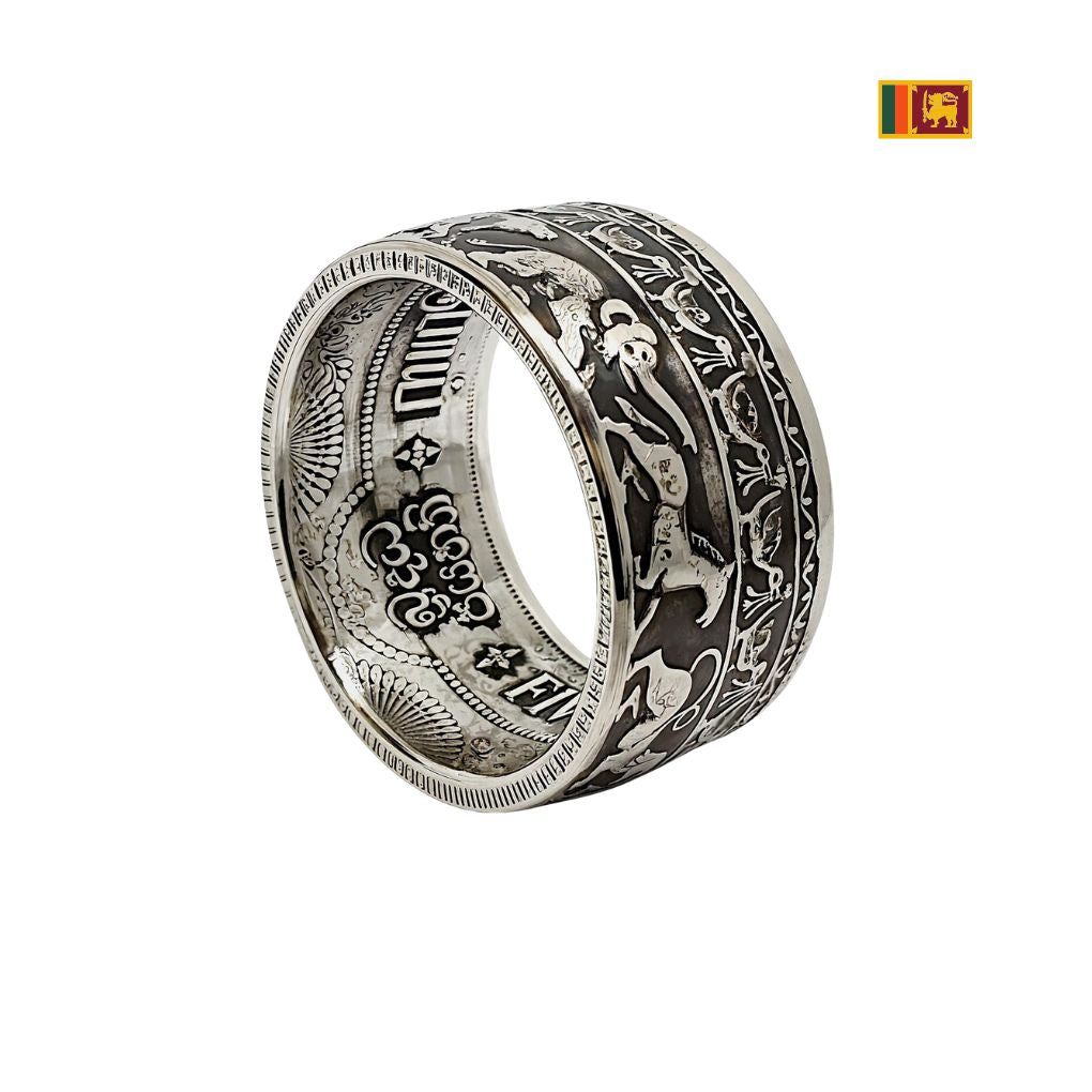 Silberring aus alter 5 Rupees Münze Sri Lanka, breite Form, detailreiche buddhistische Gravuren