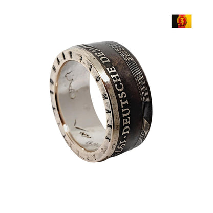 20-Mark DDR Münzring aus 625er Silber, individuell handgearbeitet, detailreiche Münzprägung erkennbar.“