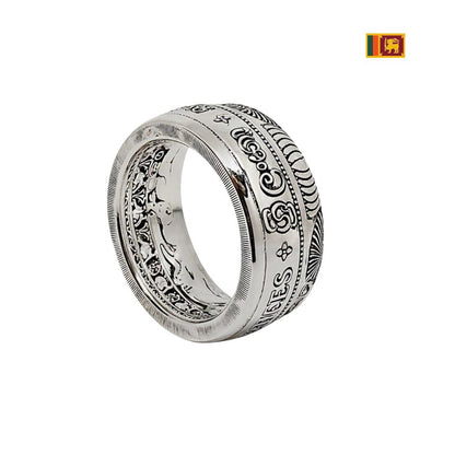 Silberring aus alter 5 Rupees Münze Sri Lanka, breite Form, detailreiche buddhistische Gravuren