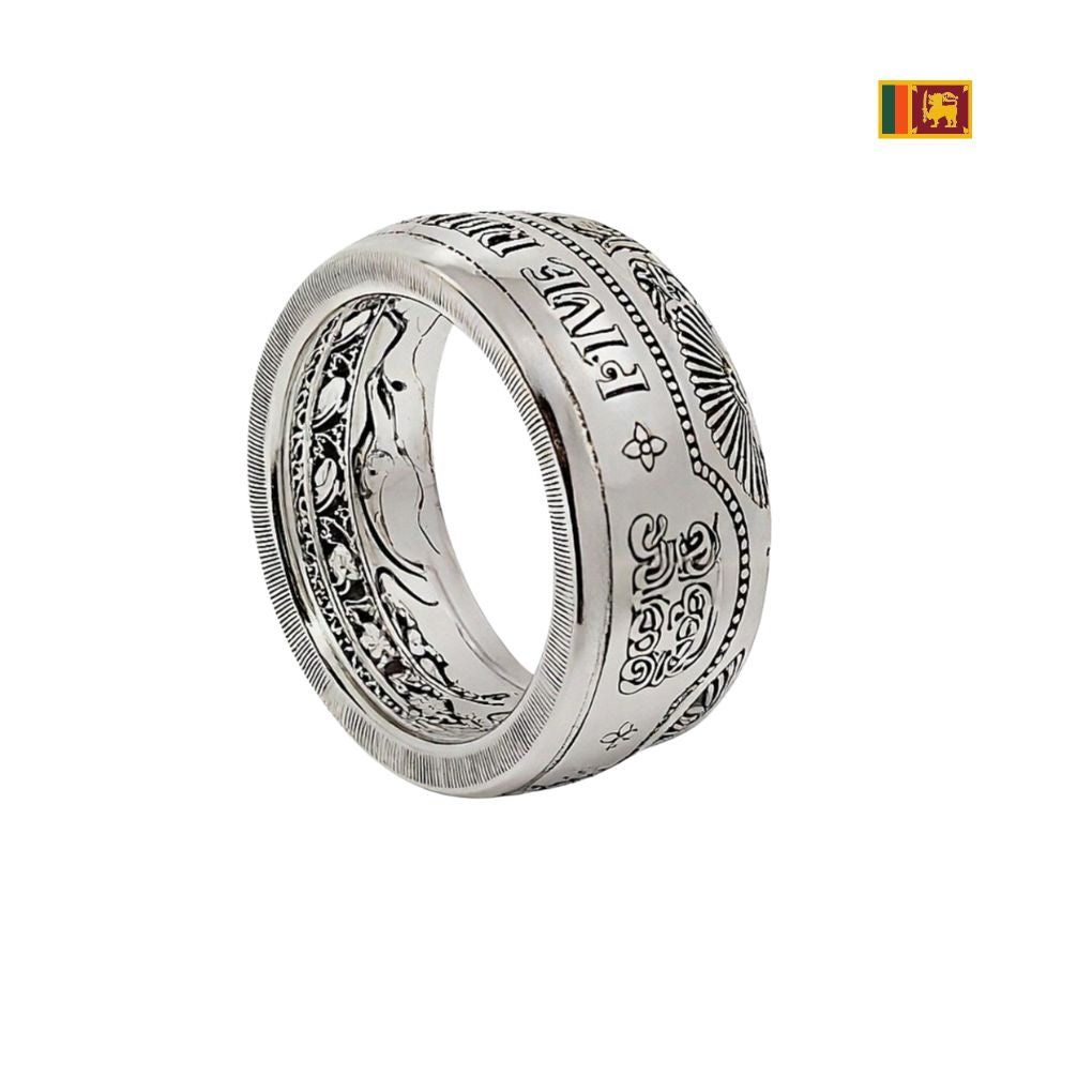 Nachhaltiger Unikatschmuck: Breiter Silber-Münzring mit buddhistischen Motiven aus Sri Lanka
