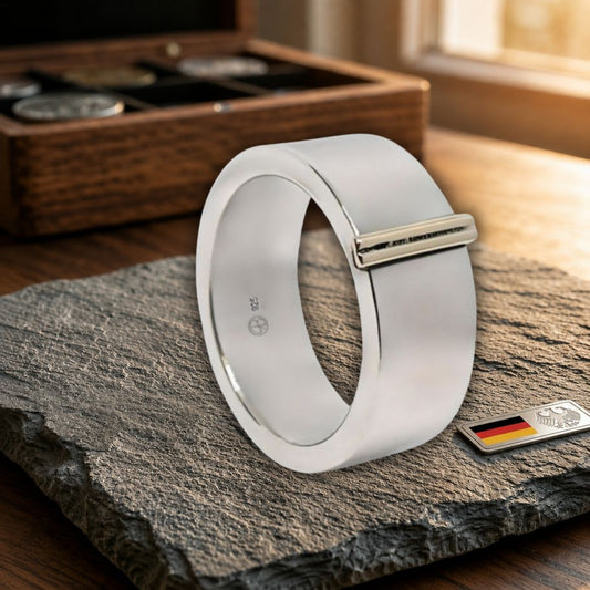 Personalisierbarer Ring aus 925 Silber mit 14 Karat Goldsteg – handgefertigt mit Gravur