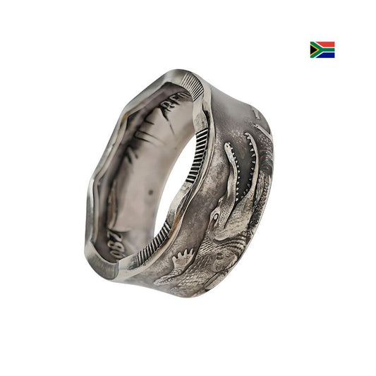 Handgefertigter Dalasi-Ring aus Neusilber mit Krokodil-Motiv – Unikat aus originaler Münze