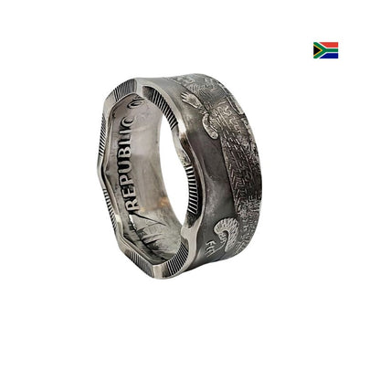 Nahaufnahme handgefertigter Dalasi-Ringe aus Gambia – Krokodil-Motiv, individuelles Schmuckstück